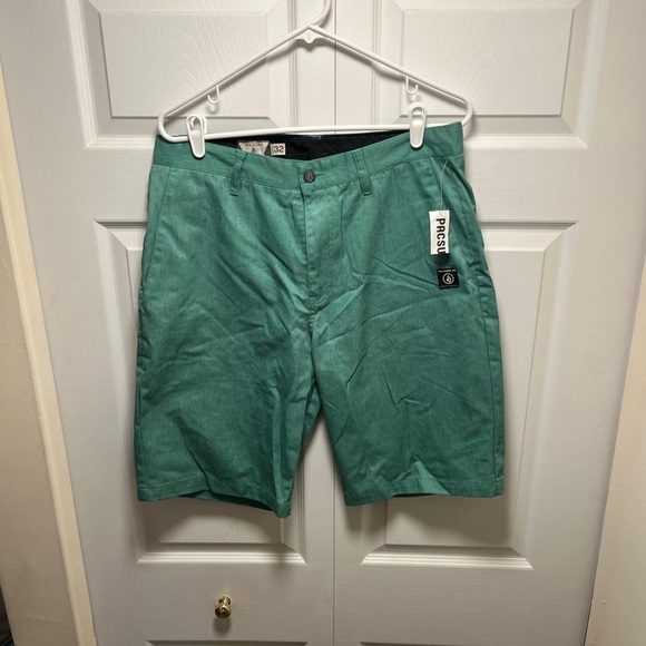 Volcom Green Flat Front Shorts Casual Style - Picture 1 of 7